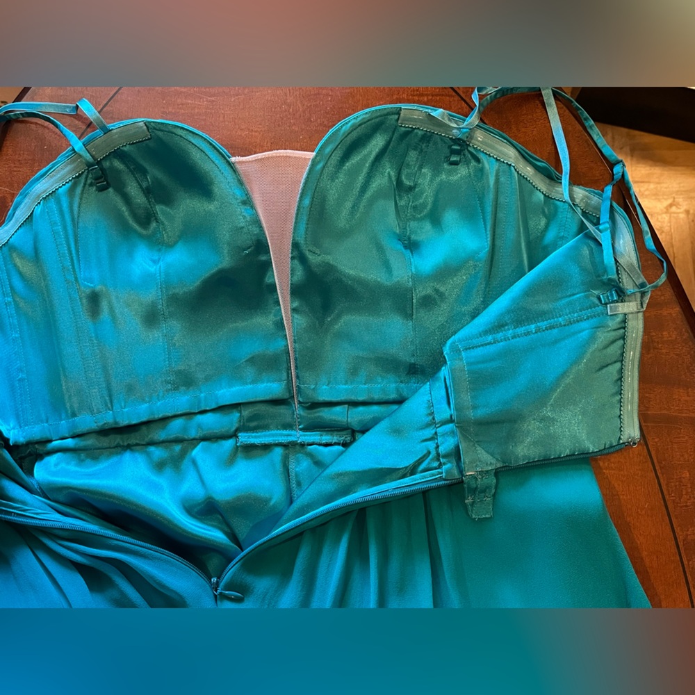 Aidan Mattox chiffon formal dress. Padded cups pleated bodice. 100% silk. Teal 8 - Picture 12 of 16